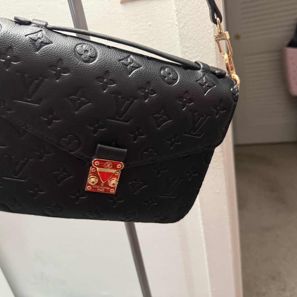 Source unknown Classy black shoulder or crossbody… - image 1